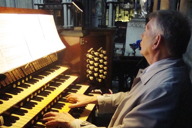 Image: St John Holland Park: David Patrick at the downstairs console